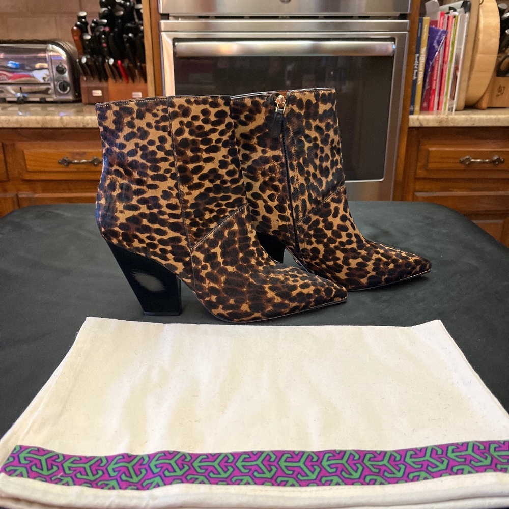 NIB Tory Burch Lila 90MM Zip Up Ankle Booties. Leopard Haircalf. 9.5 M.